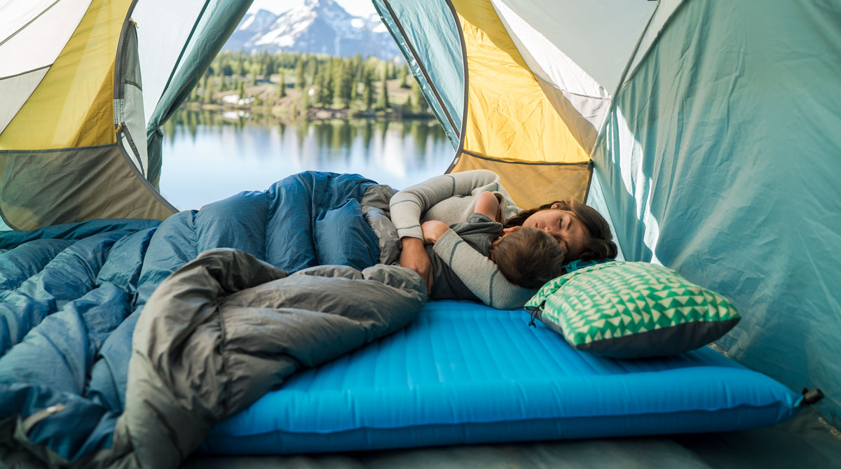 Спать в палатке. Спальный мешок палатка. Палатка с матрасом внутри. Спальник для похода.